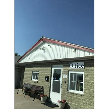 Green Acre Motel By Oyo Near Rush County Airport La Crosse Luaran gambar