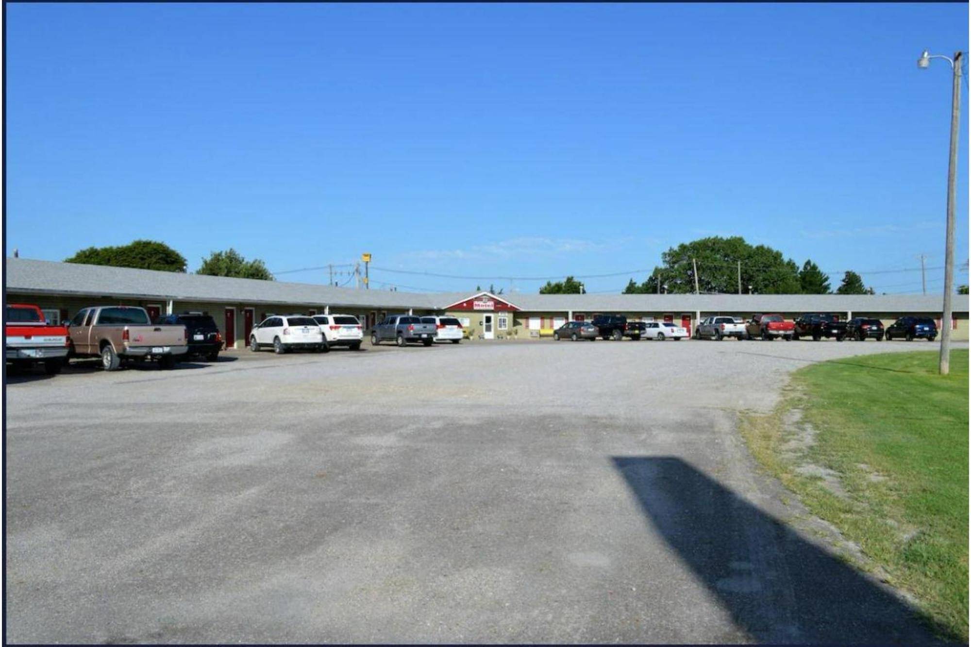 Green Acre Motel By Oyo Near Rush County Airport La Crosse Luaran gambar
