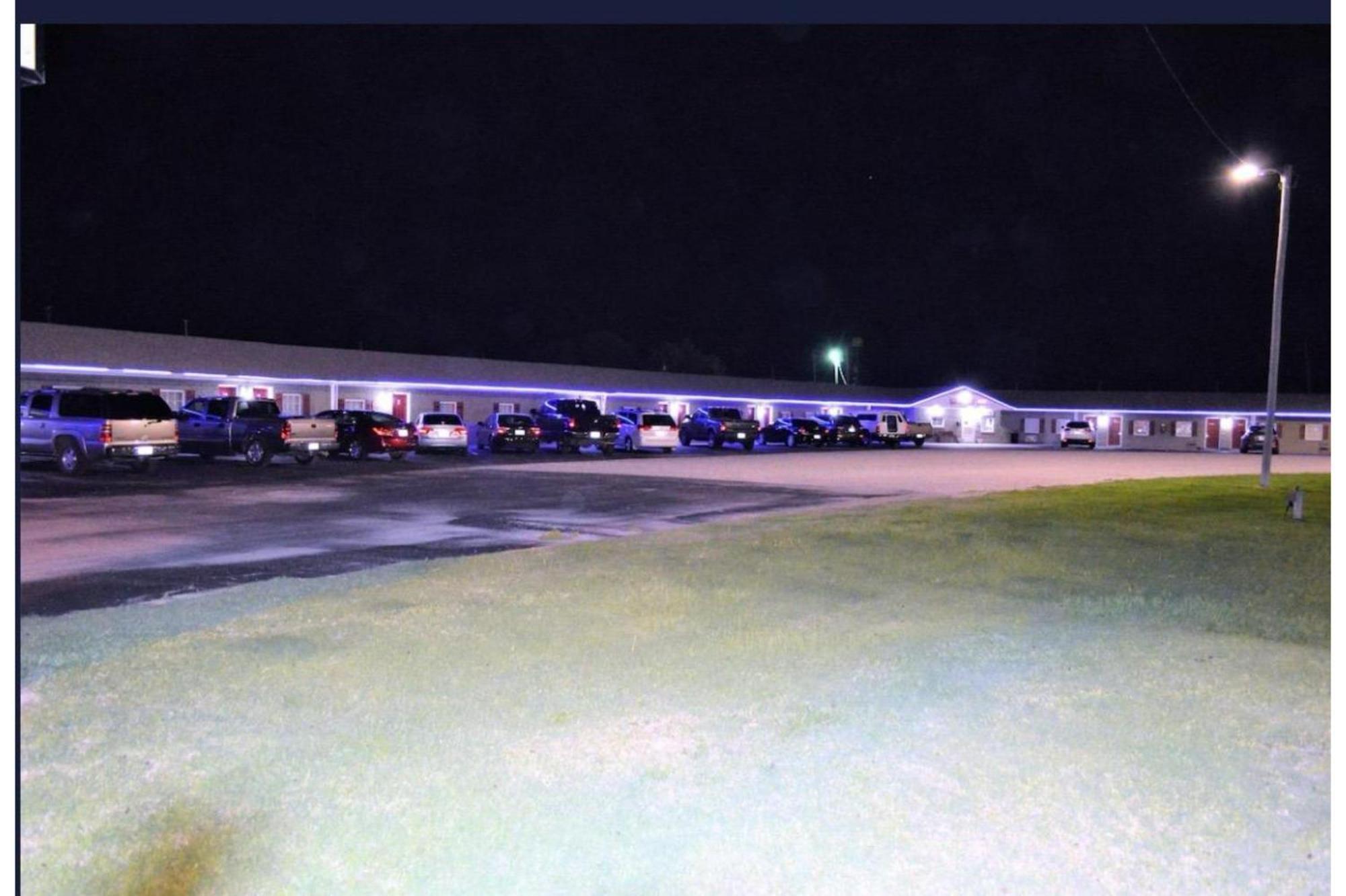 Green Acre Motel By Oyo Near Rush County Airport La Crosse Luaran gambar