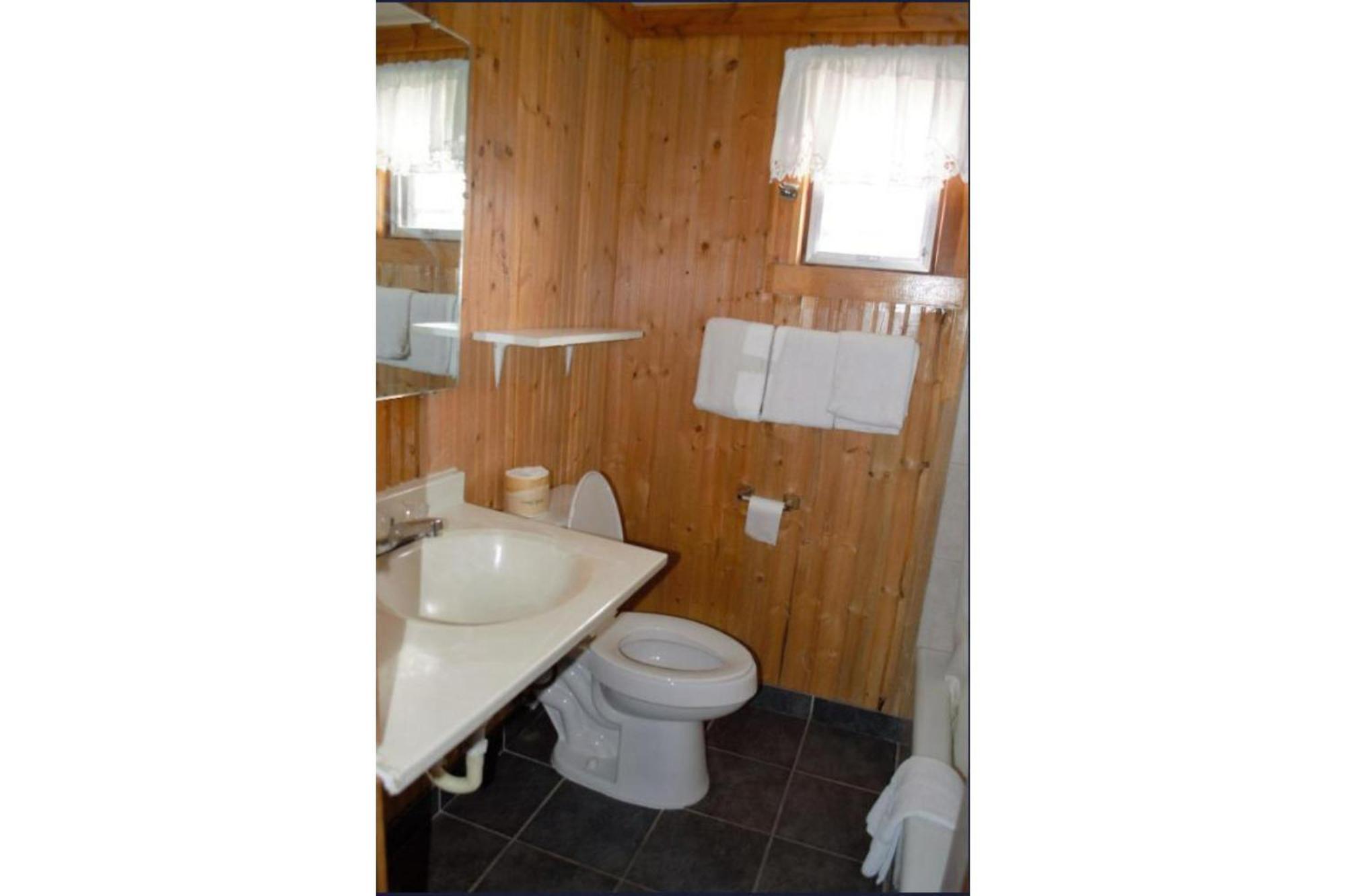 Green Acre Motel By Oyo Near Rush County Airport La Crosse Luaran gambar