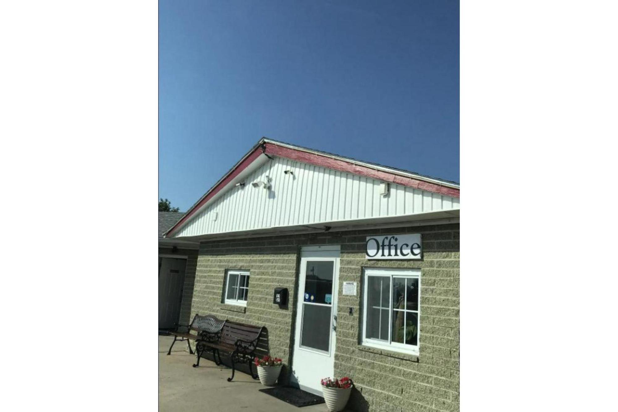Green Acre Motel By Oyo Near Rush County Airport La Crosse Luaran gambar