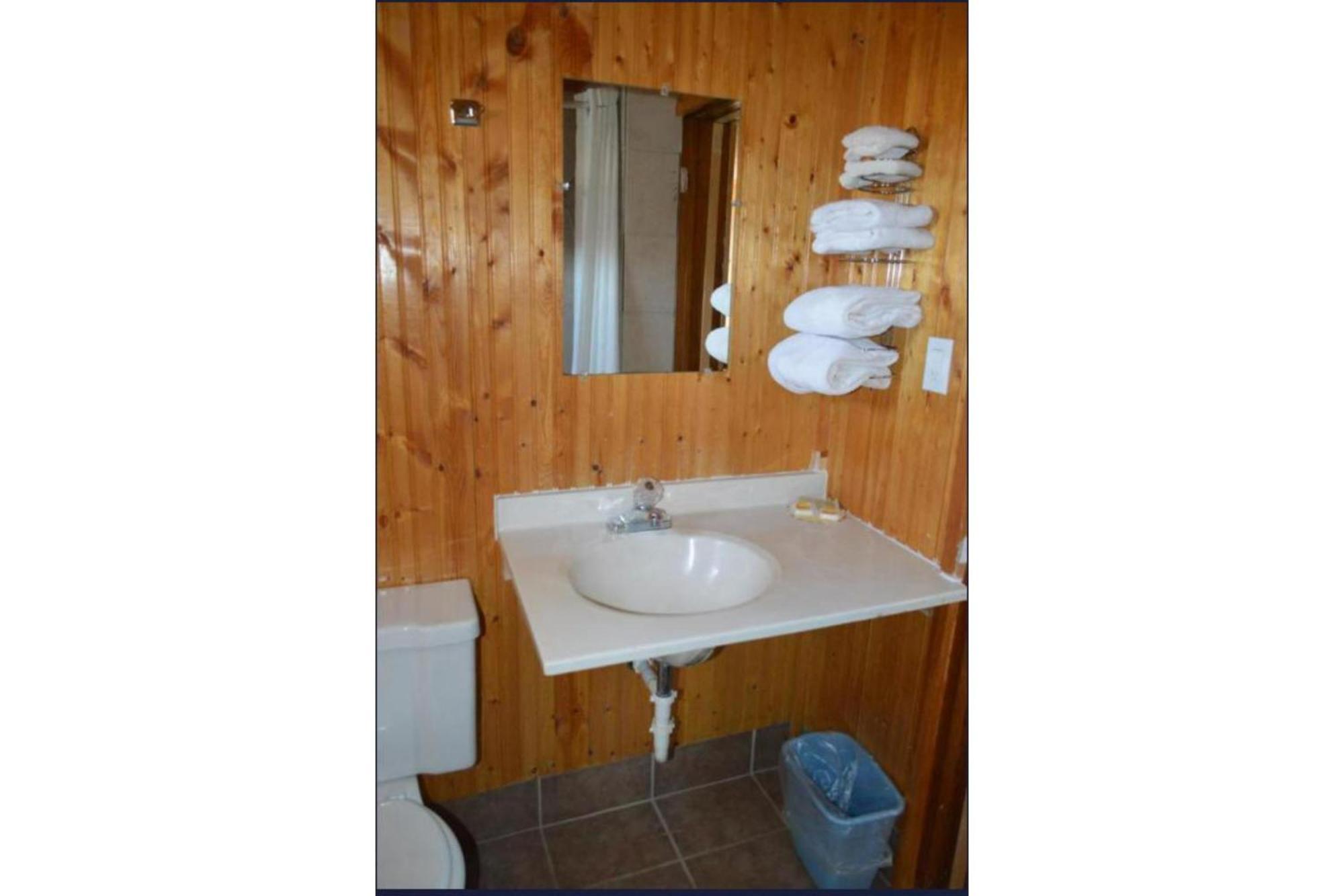 Green Acre Motel By Oyo Near Rush County Airport La Crosse Luaran gambar